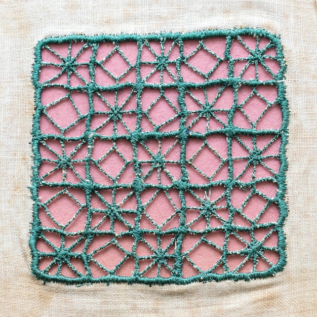 Detal haftu geometrycznego na płótnie