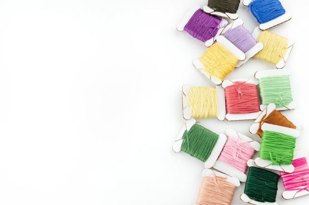 Kolorowe nici i igły na stole